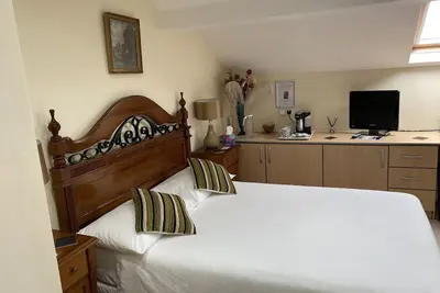 Image de Vous avez le haut de la maison! Grande chambre et grande salle de bain.
