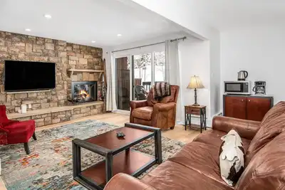 Image de Gem rénovée! Étapes pour libérer Vail Bus & Hot Tub. Piscine. Tennis.