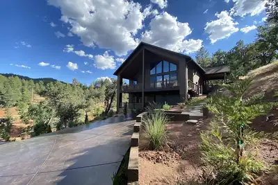 Image de New 2+ Acres, Charming Home with a View!