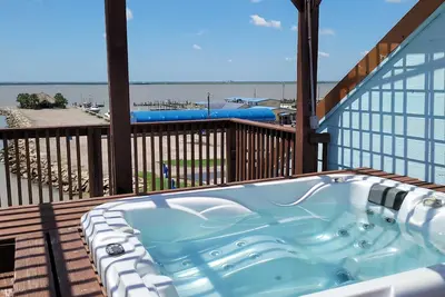 Image de Water Front Accueil Next Door Full Marina Service et restaurant