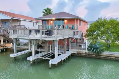 Image de Belle maison au bord de l'eau avec ascenseur à bateaux, bain à remous privé - 2 chiens Ok!