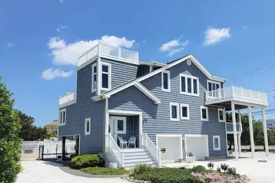 Image de Spacieux Location North Beach avec une grande piscine