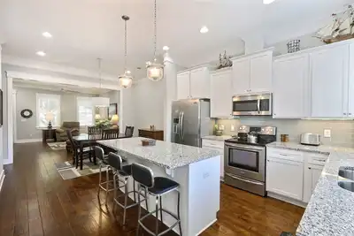 Gwinnett's Luxury Cottage- Private Courtyard & Off Street Parking Included!