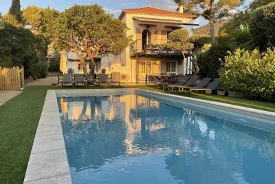 Image de Villa Riviera avec piscine chauffée et vue mer à Cavalaire-sur-Mer