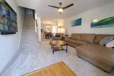 Image de Maison de ville joliment meublée sur James Island, à 3 minutes du centre-ville.