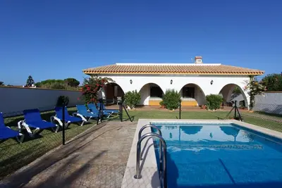 Image de El Palmar - Maison de vacances très soignée avec piscine à seulemente 300m de la plage