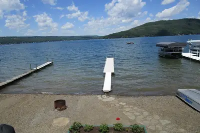 Image de Vue de bluff de Keuka eastside; pente progressive; décor charmant avec amenitie moderne