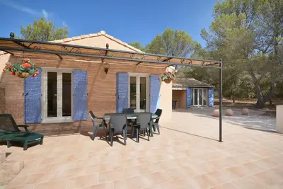 Image de Moderne de 4 chambres à coucher villa Dans 1. 5 acres de terrains privés