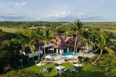 Image de Immobilier de luxe avec des vues spectaculaires, piscine, au complet