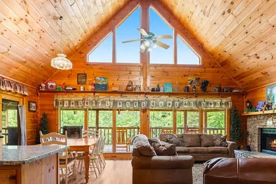 Image de Hibernation Station: Pet Friendly, Free Attraction Tickets, Hot Tub, Arcade Game & Close to Pf