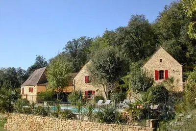 Image de 2 piscines, spa privé, jacuzzi, sauna. 3 ravissants 18ème restaurés Maisons