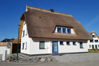 Image de Rügen Flair rencontre Charme de chaume. Maison d'été se sentir pure dans la nouvelle chaumière