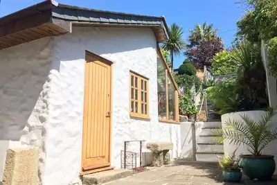 Image de Quay Courtyard, cottage on Quay Road, alongside Charlestown Harbour.