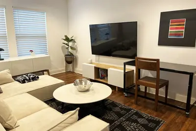 Image de 4 chambres moderne-parfait pour Acl / F1 Spacieux, lumineux, maison à louer!