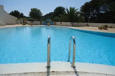 Image de first floor 2 bedroom apartment with balconey and views over golf cour