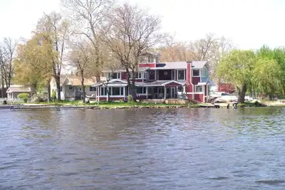 Image de Personnalisé ~ Unique, au bord du lac - Panoramique, HotTub-Swim-Dock votre bateau, Adapté aux familles