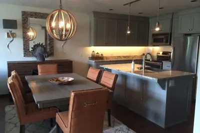 Image de La vue est superbe, très bien situé, entièrement rénové et meublé, Jackson Hole Condo! !