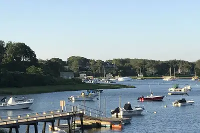 Image de Maison au coeur de Chatham Village avec des vues exceptionnelles sur l'eau de Mill Pond