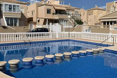Image de Spacieux Quatre-chaussée de luxe Torrevieja Villa, mer et vue sur le parc, connexion Wi Fi.