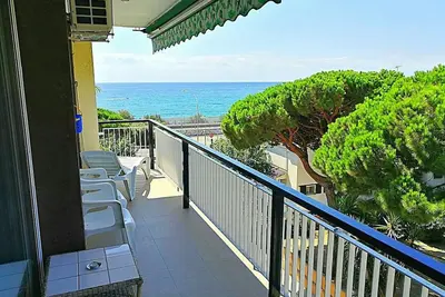 Image de Appartement Llavaneras Ii avec vue sur la mer et la piscine.