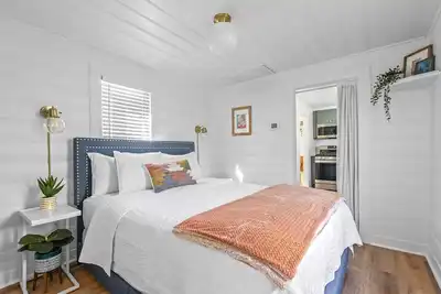 Image de Ensoleillé + Élégant Cottage à Culver City avec Parking