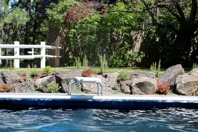 Image de * SPÉCIAL Jour COMMÉMORATIF! * Grand Aire de jeux Bend - 6/4, piscine, bain à remous, trampoline. .