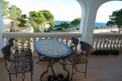 Image de mobilier de qualité, grande piscine, vue imprenable sur la mer, à seulement 200m de la plage