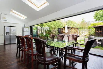 Image de maison de 5 chambres de famille avec cuisine ouverte généreuse salon et le jardin géant (Veeve)