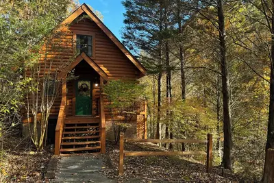 Image de Cabine mignon et confortable pour une escapade romantique! Accès gratuit à la piscine, Putt Putt, pêche, golf, et plus encore!