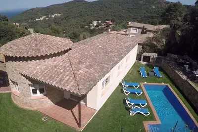 Image de Vue sur la mer + piscine privée, internet wifi, jardin avec pelouse, parking et garage