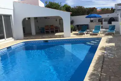 Image de Villa privée de 3 chambres avec une piscine chauffée, près de la ville, endroit tranquille