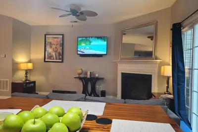 Image de Modern Townhouse w/ Wi-Fi + Indoor Fireplace