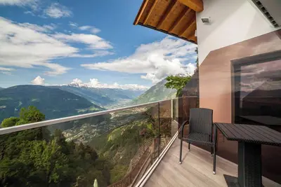 Image de Appartement \"Oberhochmuthof\" avec une vue magnifique sur le \"Meraner Höhenweg\".