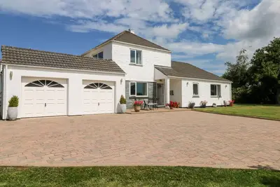 Trevore Farmhouse, pet friendly, with hot tub in Chacewater