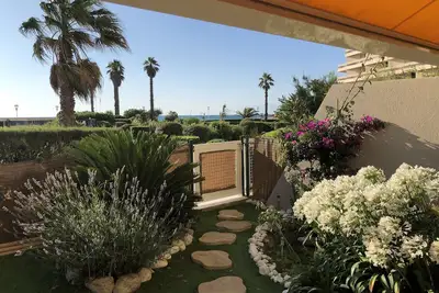 Image de Le Jardin de la Plage. T2  37m2 +30m2, clim, parking, wifi, accès direct plage.