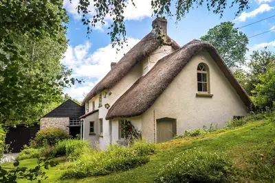 Image de Weeke Brook - A 'quintessential' thatched cottage