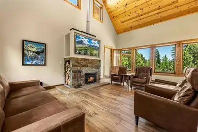 Image de Ultra Green Modern Mountain Home