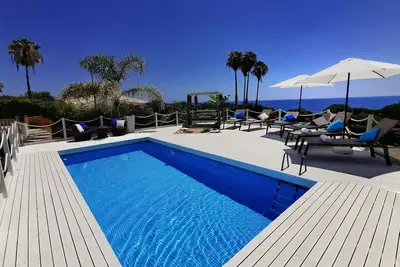 Image de Villa Arenile with private pool and direct access to the sea