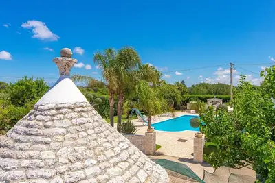 Image de Trullo Poggio. Grande piscine 14x8 m, jardin privé, climat. Plages à 5 km.