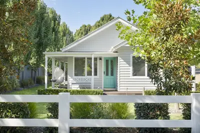 Image de Spring Home, Our Place at Bright - Offering contemporary, yet cosy decor and light filled spaces, perfect for couples or a family of four.