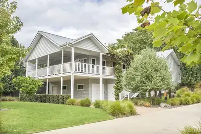 Image de Autumn Home, Our Place at Bright - Boasting commanding views of the surrounding landscape from the generous indoor/outdoor living spaces.