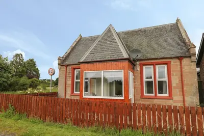 Blantyre Cottage, pet friendly, with a garden in Muir Of Ord