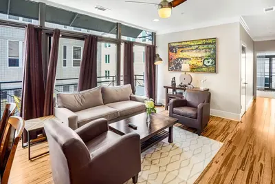 Image de Large Condo In Prime Downtown Location w/ Balcony by Lucky Savannah