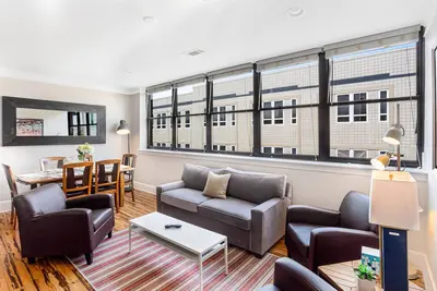Image de Spacious Condo on Top Floor w/ Balcony by Lucky Savannah