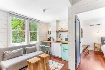 Image de Rainbow Row Suite | Scandinavian 1br King!