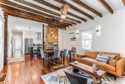 Image de Moonlight | 2br Up - Charleston Style Condo!