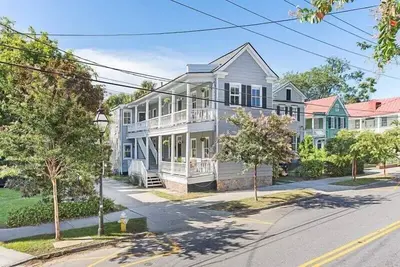 Image de Six on Cannon | 6br Charleston Home + Parking