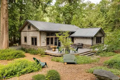 Image de Private Cottage by the Lake with Wrap-Around Deck