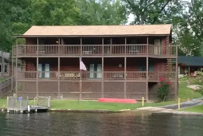 Image de Cozy Unit #1 Waterfront Log Cabin