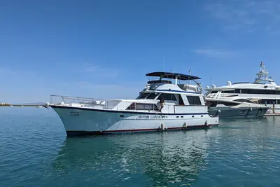 Image de \"El Don\" is a 65ft Classic Hatteras luxury yacht docked in La Paz, Mexico.